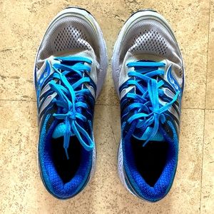 Woman’s Saucony Omni 16 running sneakers